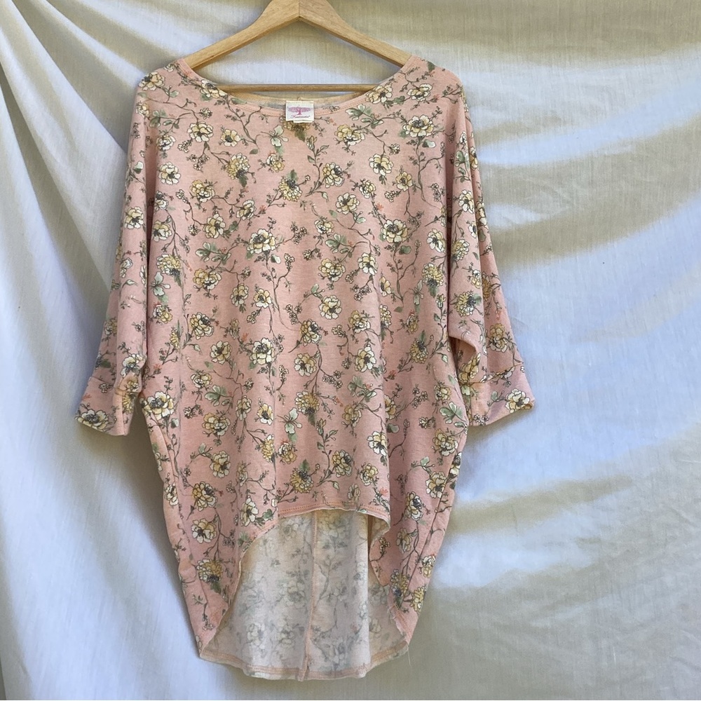 Freeloader light pink floral Vintage top with dolman sleeves a Hilo hem, size S